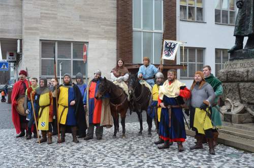 průvod s korouhev